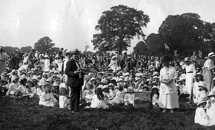 Children's celebration, Luton Hoo, 1919