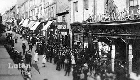 Ww1 food queue in Wellington Street, Luton